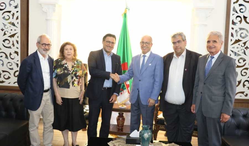 السفير الجزائري مستقبلاً زمكحل