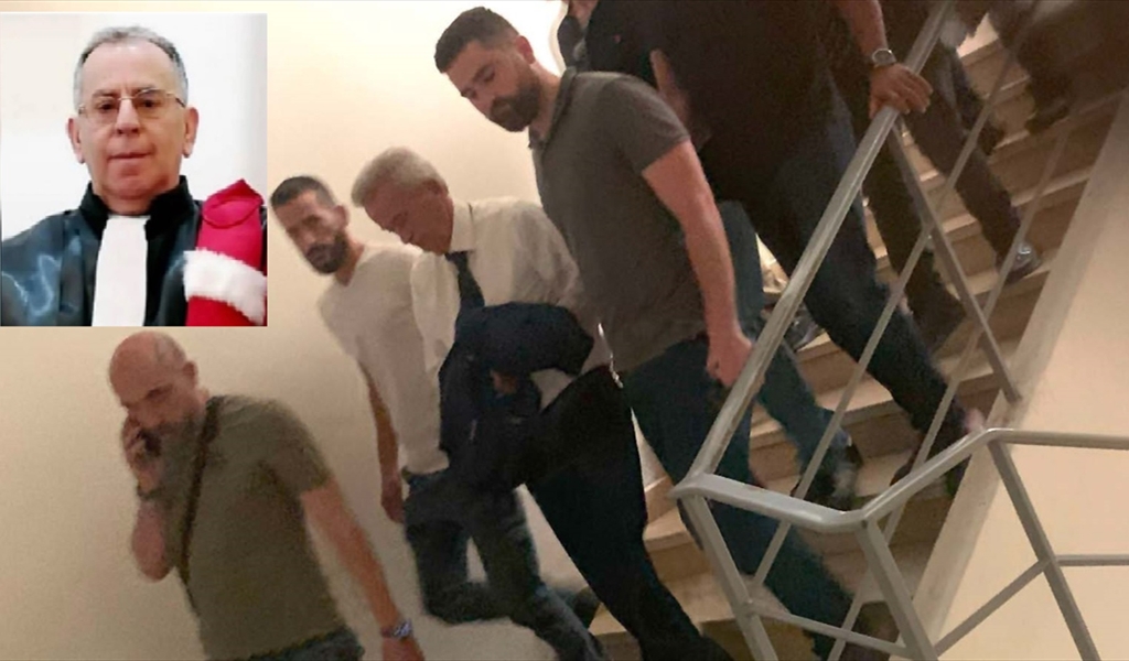 سلامة بعد قرار توقيفه على درج قصر العدل وفي الإطار القاضي الجريء جمال الحجار