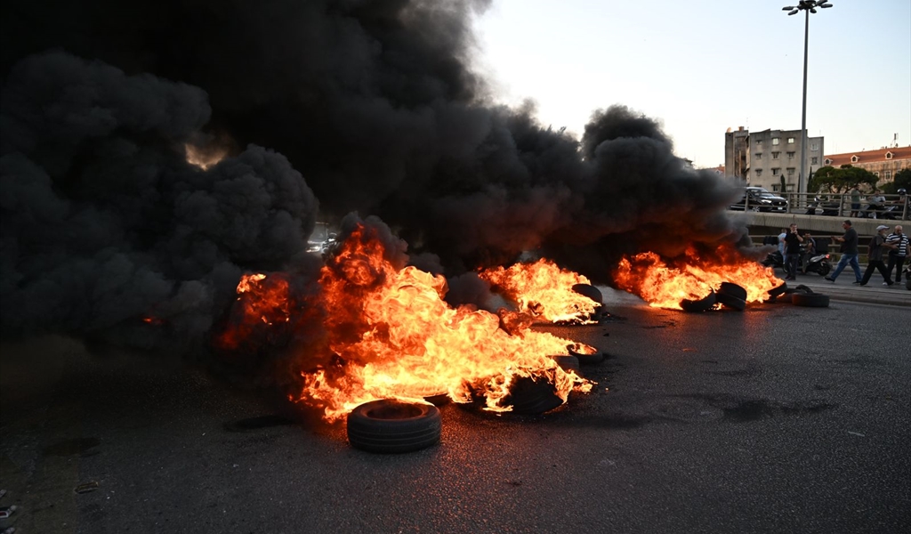 حرق إطارات أمام السراي