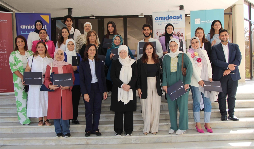 الحريري تتوسط المشاركين في التكريم