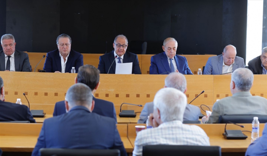 مشاركون في اللقاء