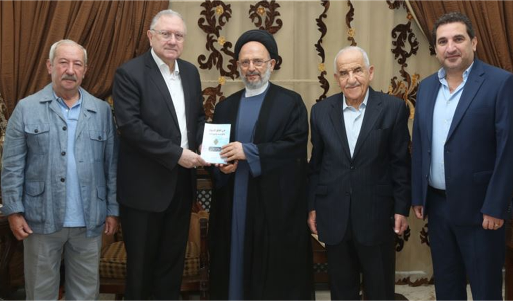 السيد فضل الله مستقبلاً بيضون ووفد العاملية