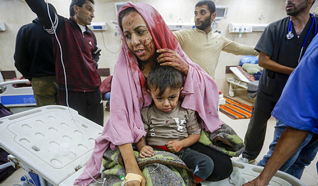 فلسطينية وطفلتها يتلقيان العلاج بعد إصابتهما بغارة للاحتلال في بيت لاهيا