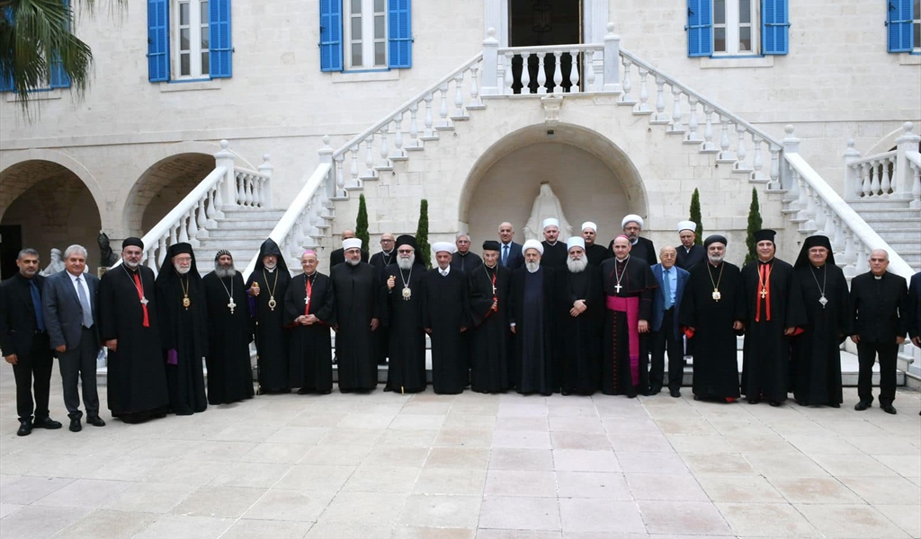 رؤساء الطوائف اللبنانية، وبدا البطريرك الراعي متوسطاً المشايخ دريان والخطيب وأبوالمنى وقدور والبطريرك اليازجي ورؤساء وممثل سائر الطوائف المسيحية من الأرمن والأقليات (محمود يوسف)