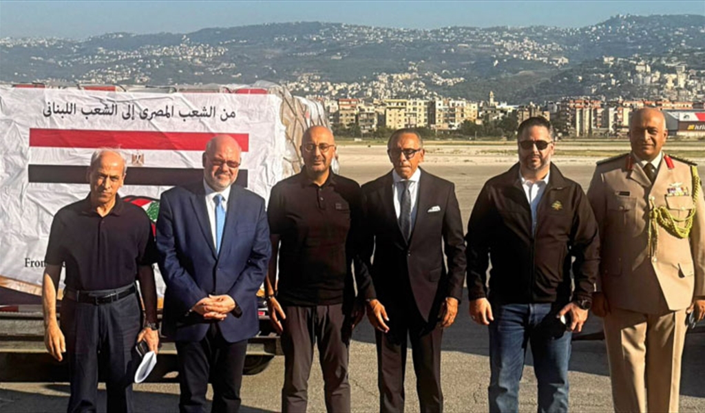 السفير المصري ووزراء الصحة والبيئة والاقتصاد واللواء خير خلال تسلم المساعدات