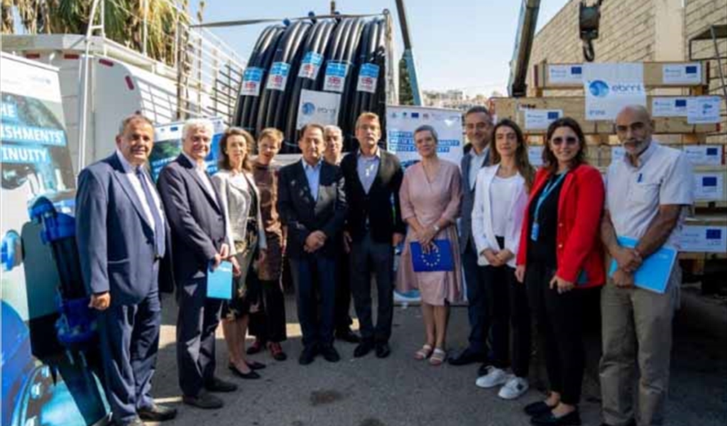 الوزير فياض خلال تسلمه الامدادات من اليونيسف