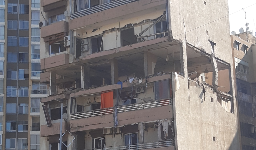 آثار الدمار في الشقة المستهدفة بمنطقة الكولا في العاصمة بيروت