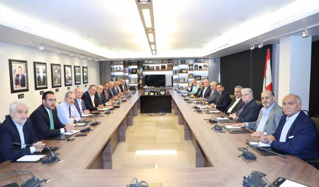 مشاركون في الاجتماع مع منصوري