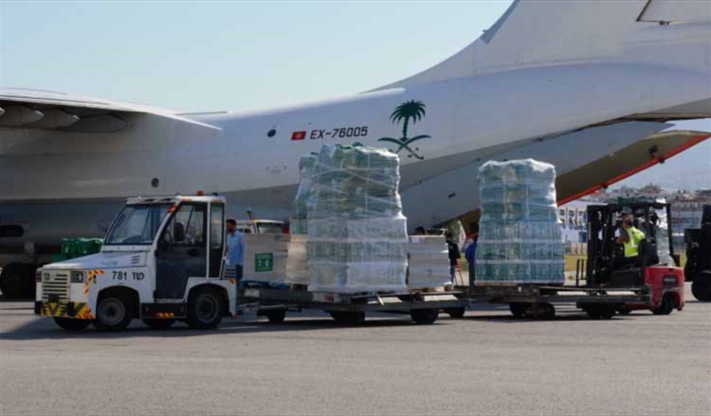 من المساعدات السعودية التي وصلت الى مطار رفيق الحريري أمس