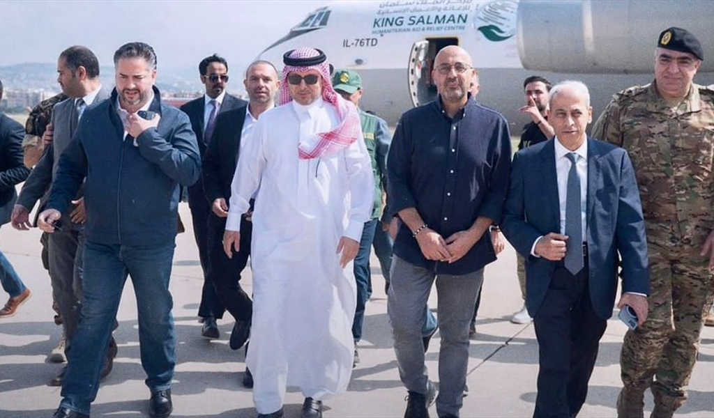 السفير د . وليد بخاري والوزيران ياسين وسلام واللواء خير في مطار رفيق الحريري خلال وصول المساعدات السعودية