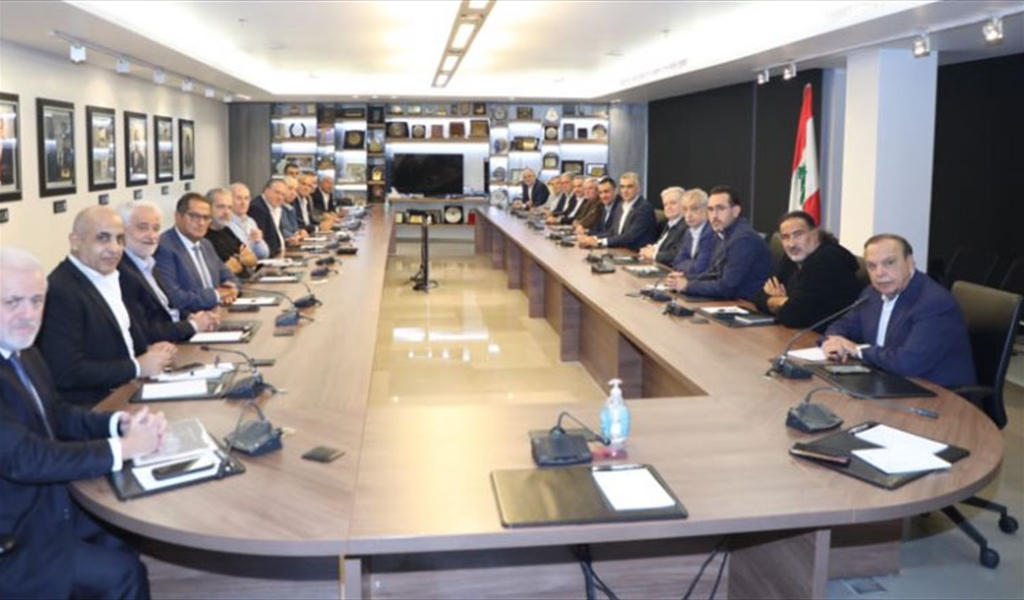 مشاركون في الاجتماع