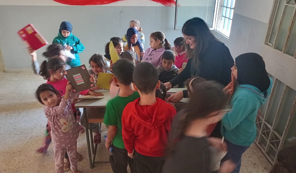 «اللواء» تسلّط الضوء على «الاتيليه المتنقّل» بين مراكز الإيواء لتعليم إعادة تدوير الملابس!