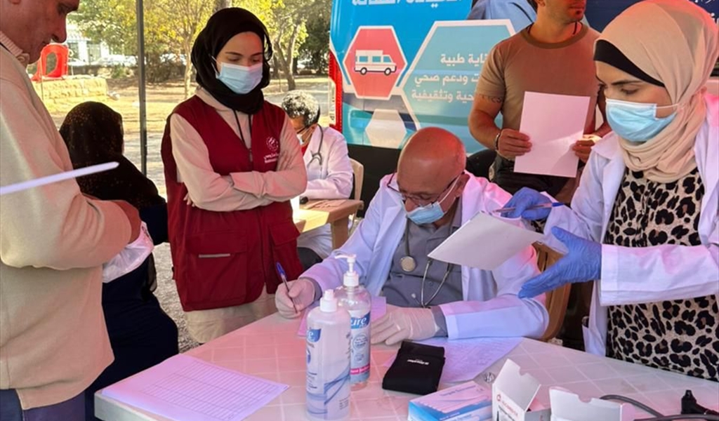 من الخدمات الطبية التي تنفذها مؤسسة مخزومي للنازحين