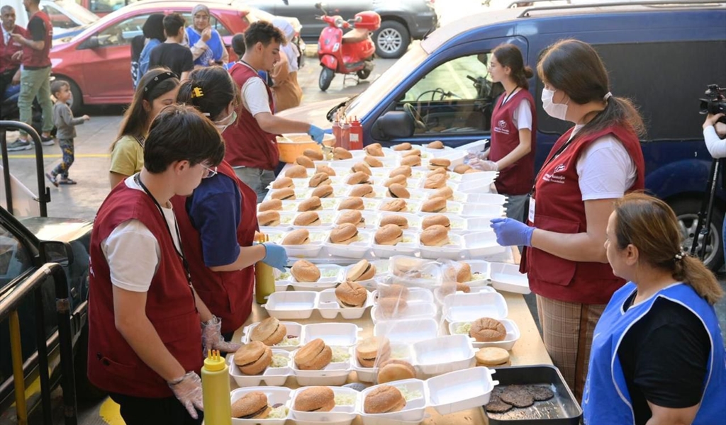 مؤسسة مخزومي تعد الوجبات للنازحين