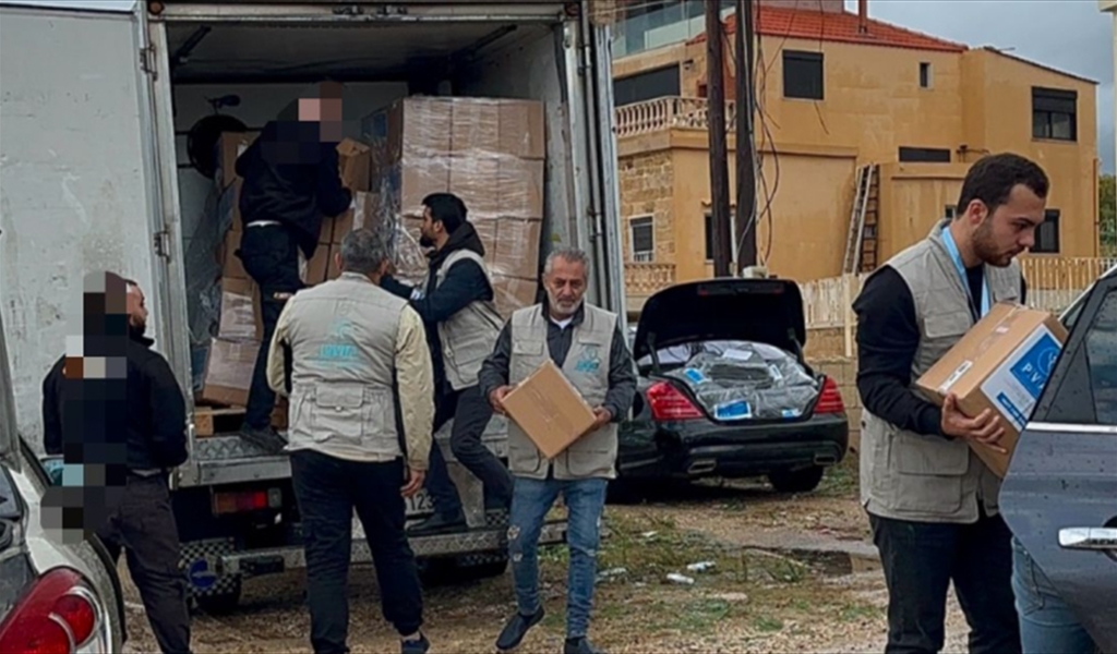 خلال توزيع المساعدات على اللبنانيين