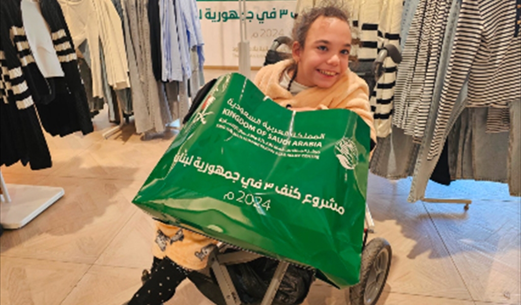 طفلة تسلمت من مركز الملك سلمان ملابس شتوية