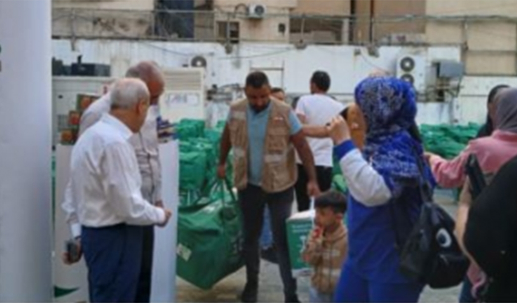 خلال توزيع المساعدات