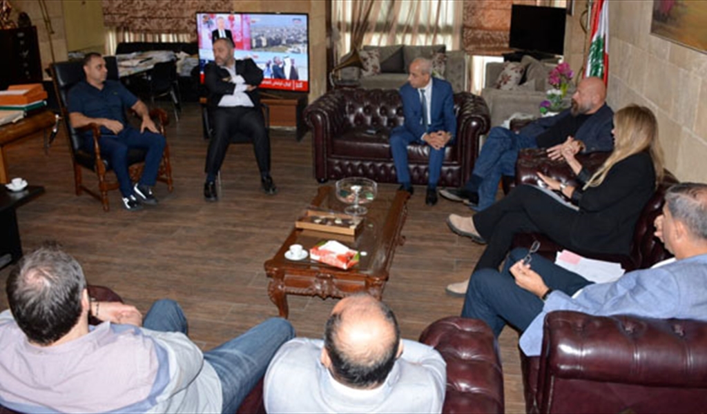 المحافظ نهرا واللواء الخير والمشاركون في الاجتماع