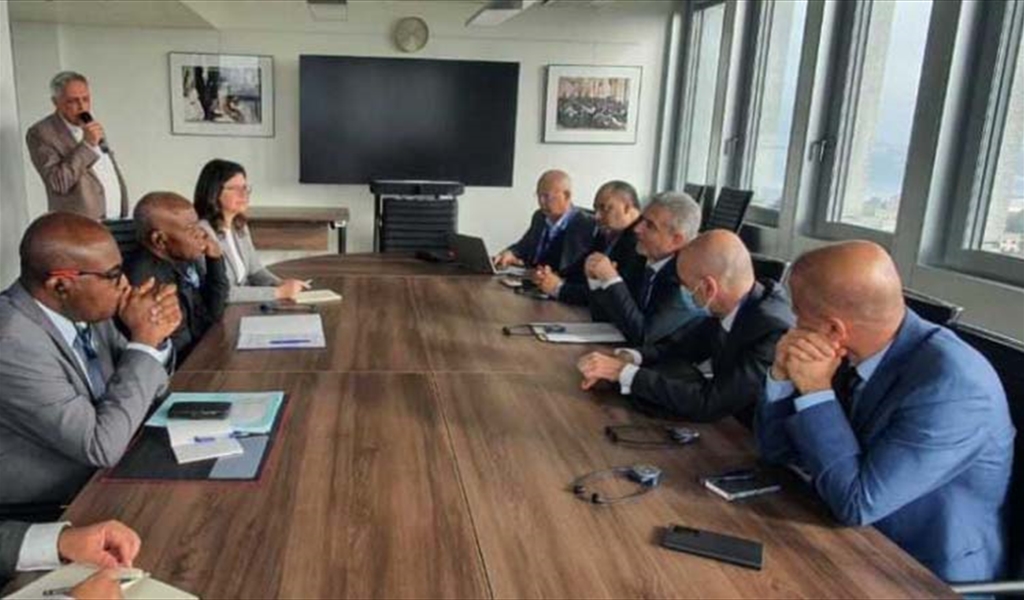 وزير العمل مع المسؤولين في جنيف