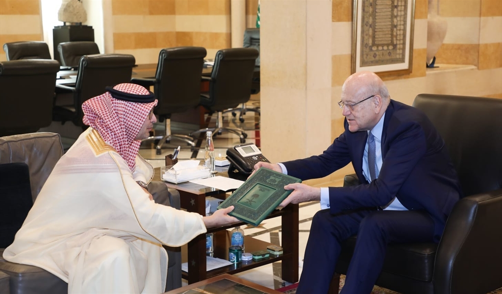 الرئيس ميقاتي يتسلّم الدعوة من السفير بخاري