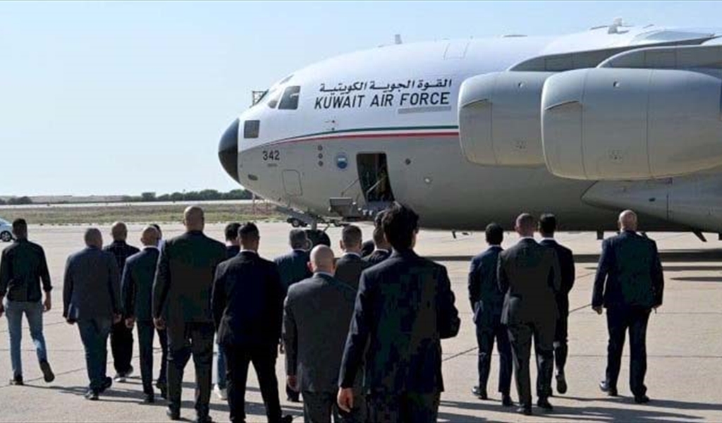 لحظة وصول الطائرة الكويتية