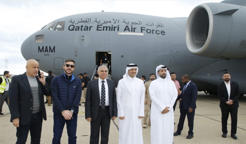 السفير القطري ووفد هيئة الإغاثة في استقبال الطائرة القطرية