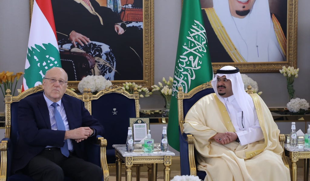 الأمير محمد بن عبد الرحمن بن عبد العزيز مستقبلاً الرئيس ميقاتي في مطار الملك خالد