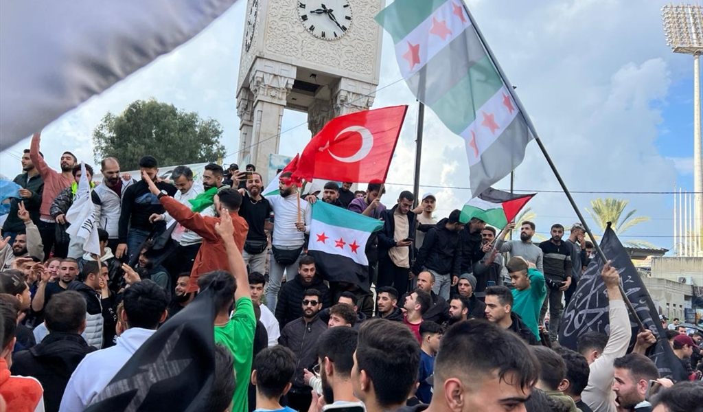 تحرك عفوي في الطريق الجديدة احتفالاً بانتظار المعارضة السورية وإطاحة الأسد (محمود يوسف)