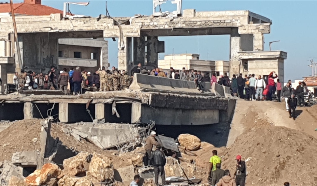 عند معبر العريضة المدمّر: عناصر من هيئة تحرير الشام مع حشد من المواطنين