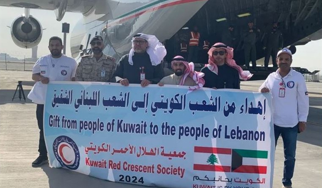 خلال استقبال الطائرة في المطار