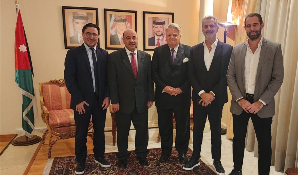 السفير الأردني مستقبلاً زمكحل والوفد المرافق