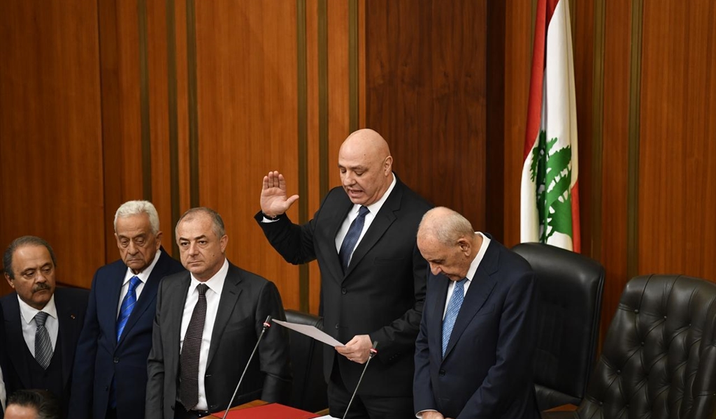 الرئيس جوزاف عون يقسم اليمين والرئيس بري مستمعاً(طلال سلمان)