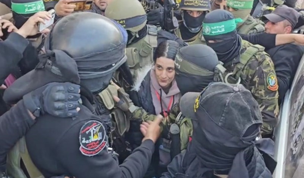 الاحتلال يتذرع بمشاهد الحشود في غزة.. ويؤخر إطلاق الأسرى الفلسطينيين