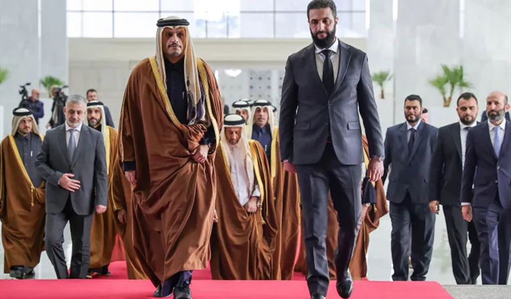 أحمد الشرع مستقبلا الشيخ محمد بن عبد الرحمن آل ثاني في قصر الشعب في دمشق