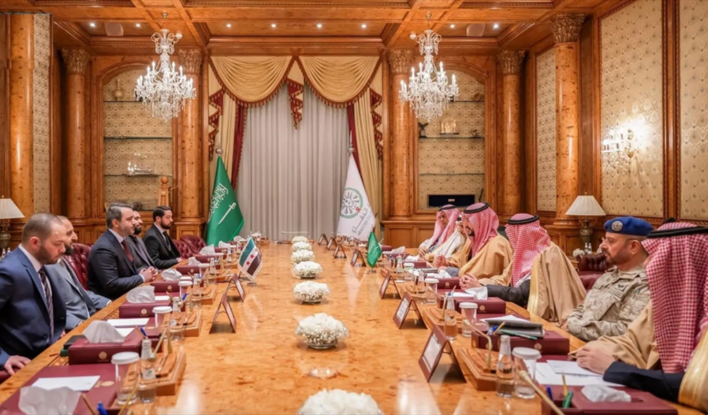 وزير الدفاع الأمير خالد بن سلمان ووزير الخارجية أسعد الشيباني خلال اجتماع الوفدين السعودي والسوري في الرياض