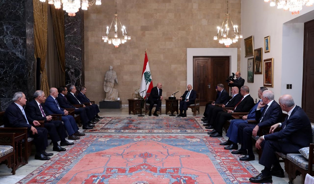 الرئيس عون مجتمعاً مع الرئيس بري  ويبدو عدد من نواب كتلة «التنمية والتحرير» (محمود يوسف)