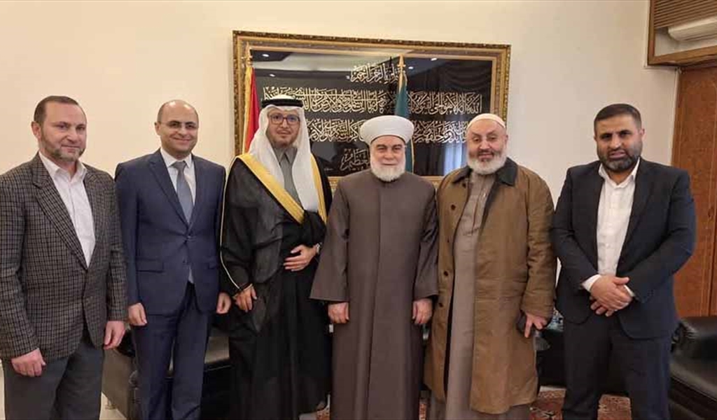 السفير بخاري والمفتي إمام