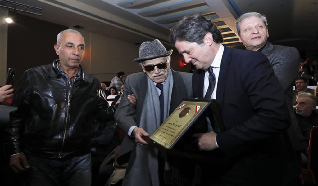 وزيرالإعلام  يسلم الشاعر طلال حيدر الدرع التكريمي