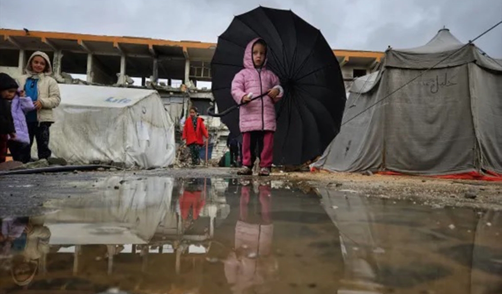 شتاء غزة القاسي.. مناشدات لإنقاذ الأطفال وكبار السن من الأمطار الغزيرة