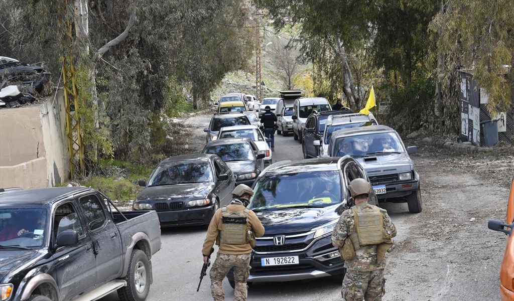 جنود لبنانيون يسهلون دخول السيارات الى البلدات الحدودية (محمود يوسف)