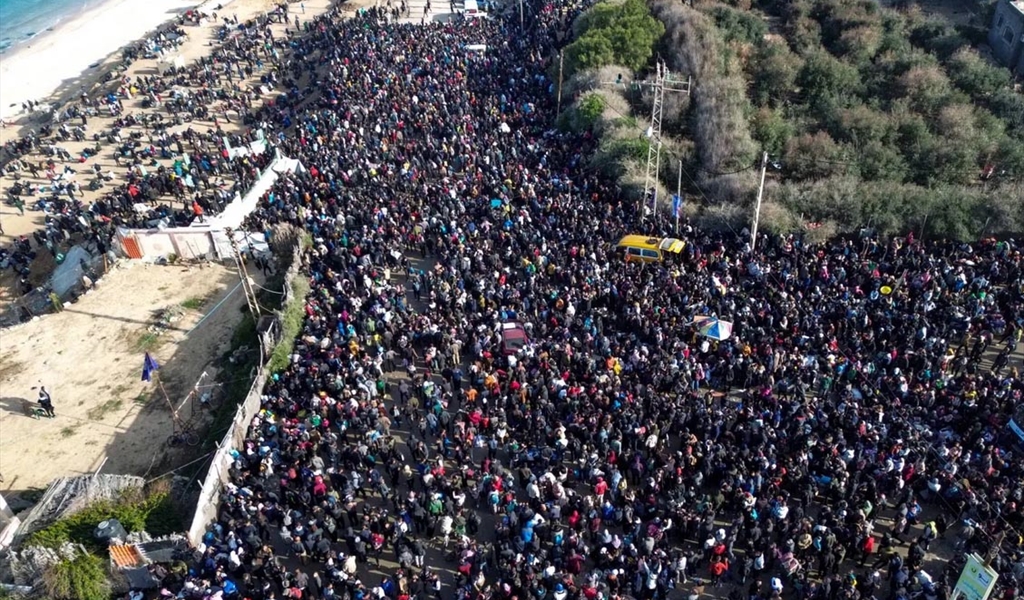 فلسطينيون يحتشدون في شارع الرشيد انتظاراً للعودة إلى شمال غزة