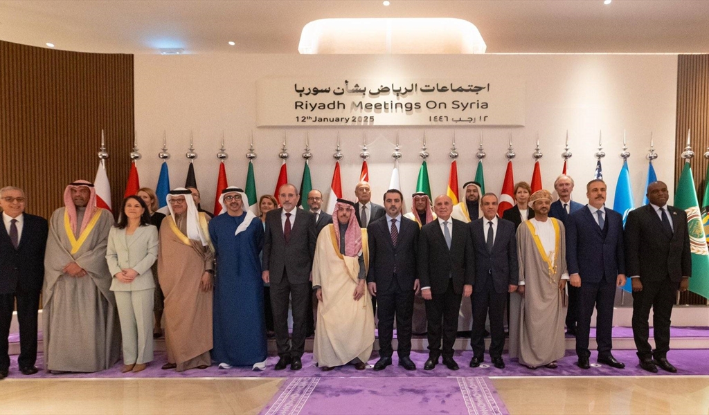 وزيرا الخارجية السعودي فيصل بن فرحان والسوري أسعد الشيباني يتوسطان المشاركين في الاجتماع حول سوريا