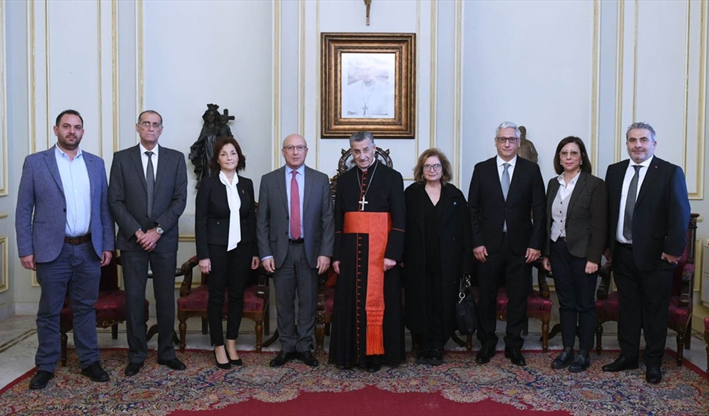 البطريرك الراعي متوسطاً وفد «المهن الصحية»