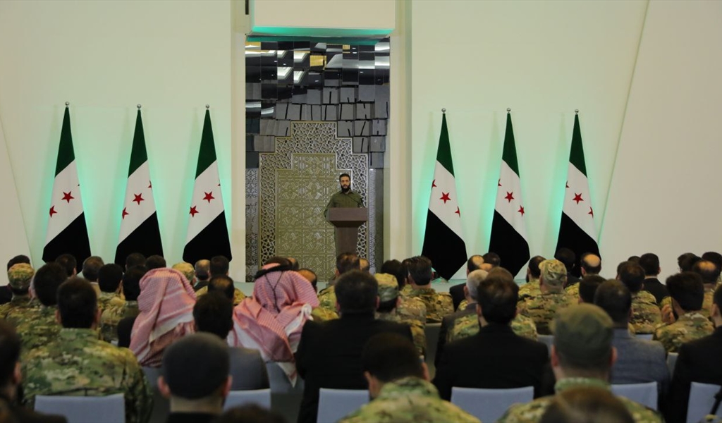 أحمد الشرع متحدثاً في مؤتمر إعلان انتصار الثورة السورية في دمشق