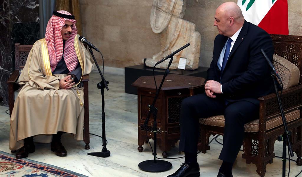 الرئيس عون مستقبلاً وزير  الخارجية السعودي الأمير فيصل بن فرحان (محمود يوسف)