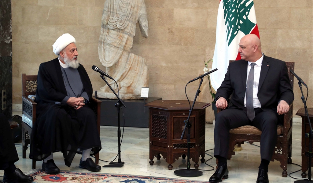 الرئيس عون مستقبلاً نائب رئيس المجلس الشيعي الشيخ علي الخطيب (محمود يوسف)