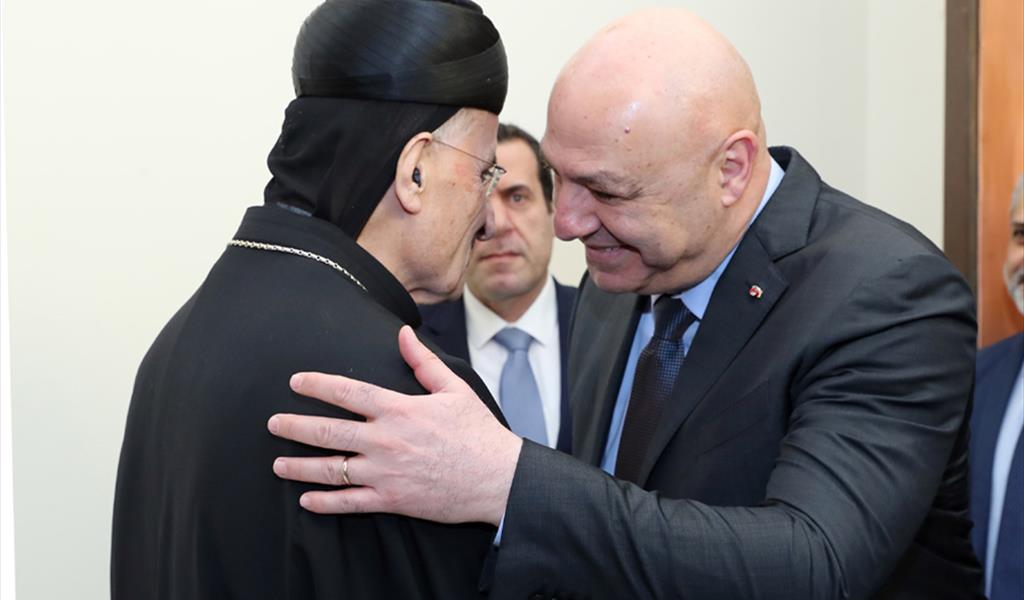 البطريرك الراعي يرحب بالرئيس عون في بكركي مساء أمس (محمود يوسف)