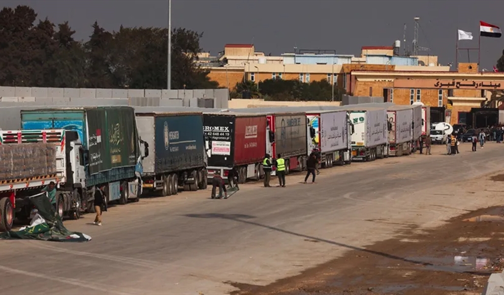 رتل شاحنات محملة بالمساعدات أمام معبر رفح الحدودي تمهيداً لدخول قطاع غزة.