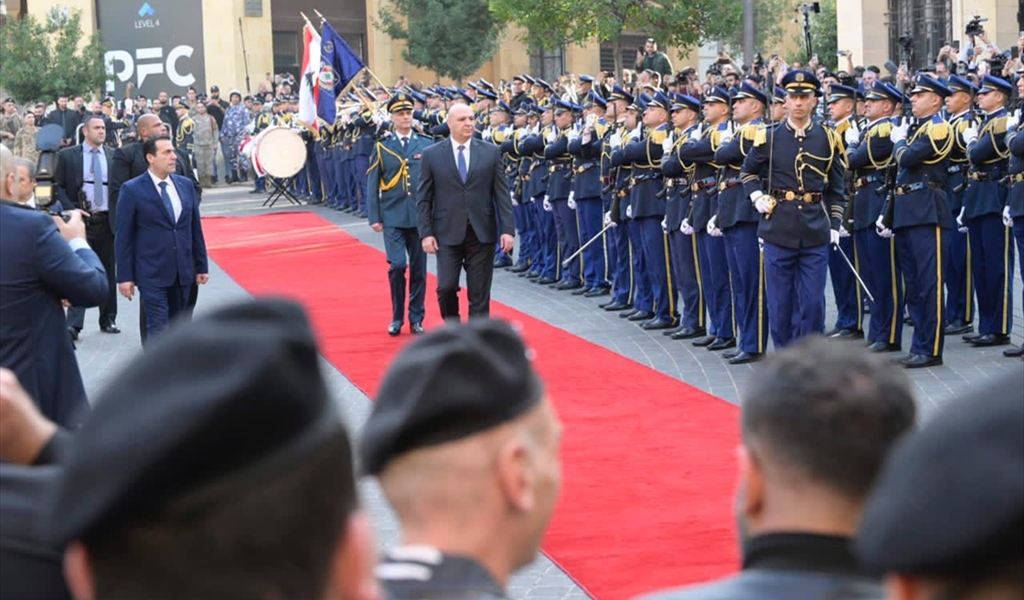 الرئيس عون يستعرض الحرس خلال توجهه لأداء القسم (طلال سلمان)