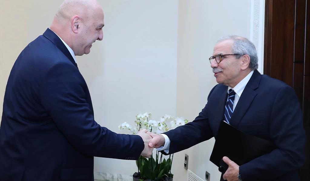 مصافحة بين الرئيسين عون وسلام في بعبدا (محمود يوسف)